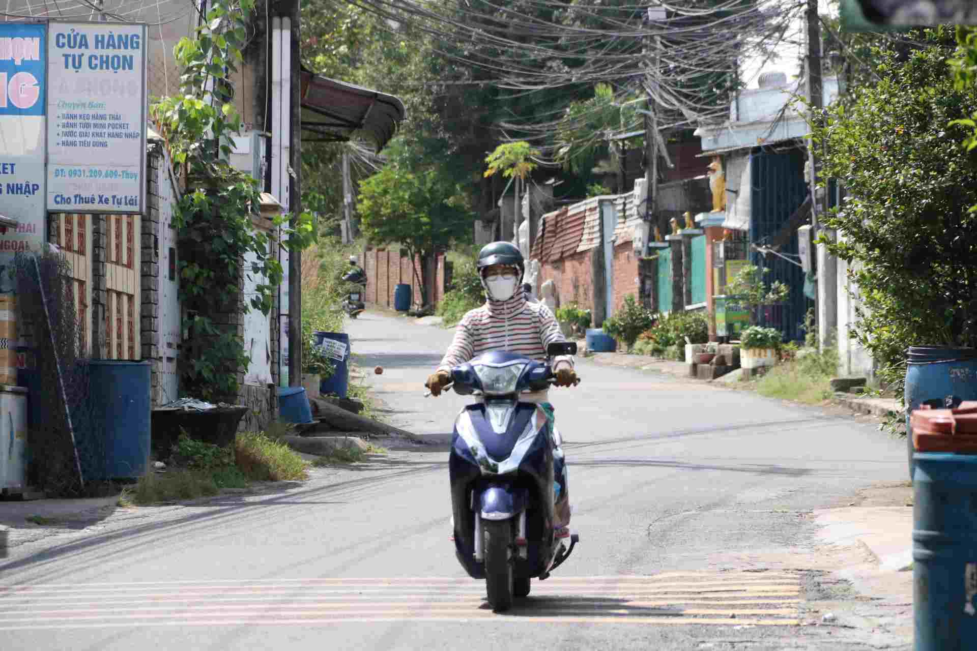 Dong Hoa Ward People's Committee is carrying out procedures to recover land to build North-South road 3. Photo: Dinh Trong