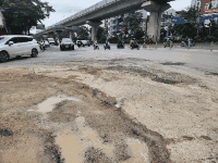 Đường Hà Nội gồ ghề, mất an toàn sau dự án chống ngập. Ảnh: Minh Hạnh 
