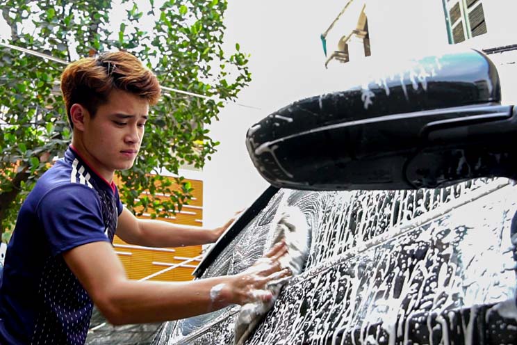 Automatic car washing saves time, while manual car washing is rated higher for its ability to clean and protect paint. Photo: Ta Quang