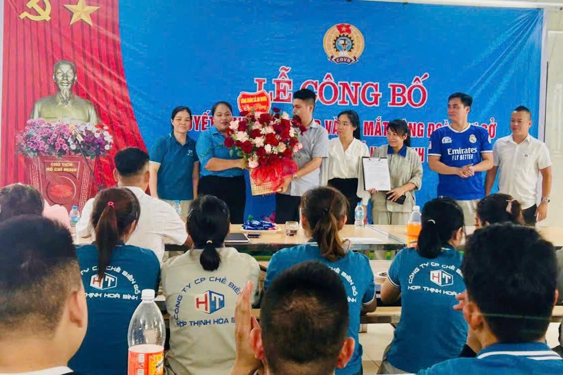 Establishment of the grassroots Trade Union of Hop Thinh Hoa Binh Wood Processing Joint Stock Company. Photo: An Nghia Commune Trade Union