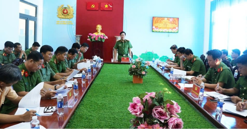 Công an các đơn vị, địa phương đã tích cực tham mưu với cấp ủy, chính quyền tăng cường công tác lãnh đạo, chỉ đạo đối với công tác phòng, chống buôn lậu, gian lận thương mại và hàng giả của địa phương. Ảnh: Bình An