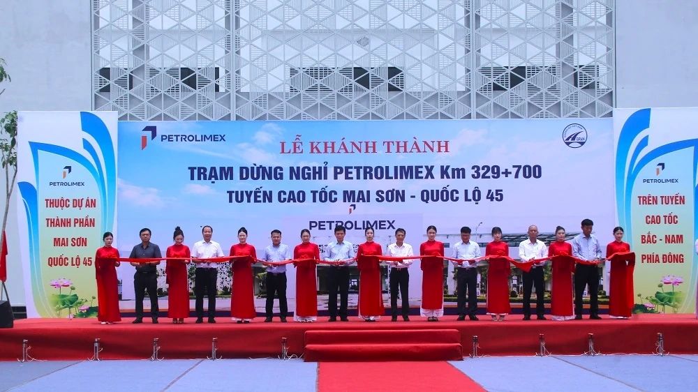 Các đại biểu cắt băng khánh thành trạm dừng nghỉ. Ảnh: Lương Nguyễn