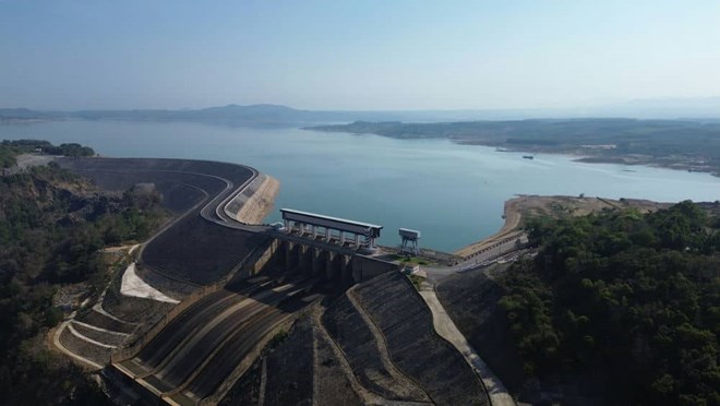 Los grandes embalses de Gia Lai pueden desarrollar fuentes de energía solar flotante. Foto: Thanh Tuan