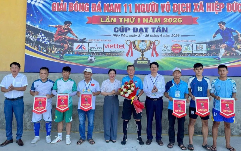 Ban Tổ chức trao cờ lưu niệm cho 6 đội tranh tài tại giải bóng đá vô địch xã Hiệp Đức, Đà Nẵng lần thứ nhất. Ảnh: P.Niên
