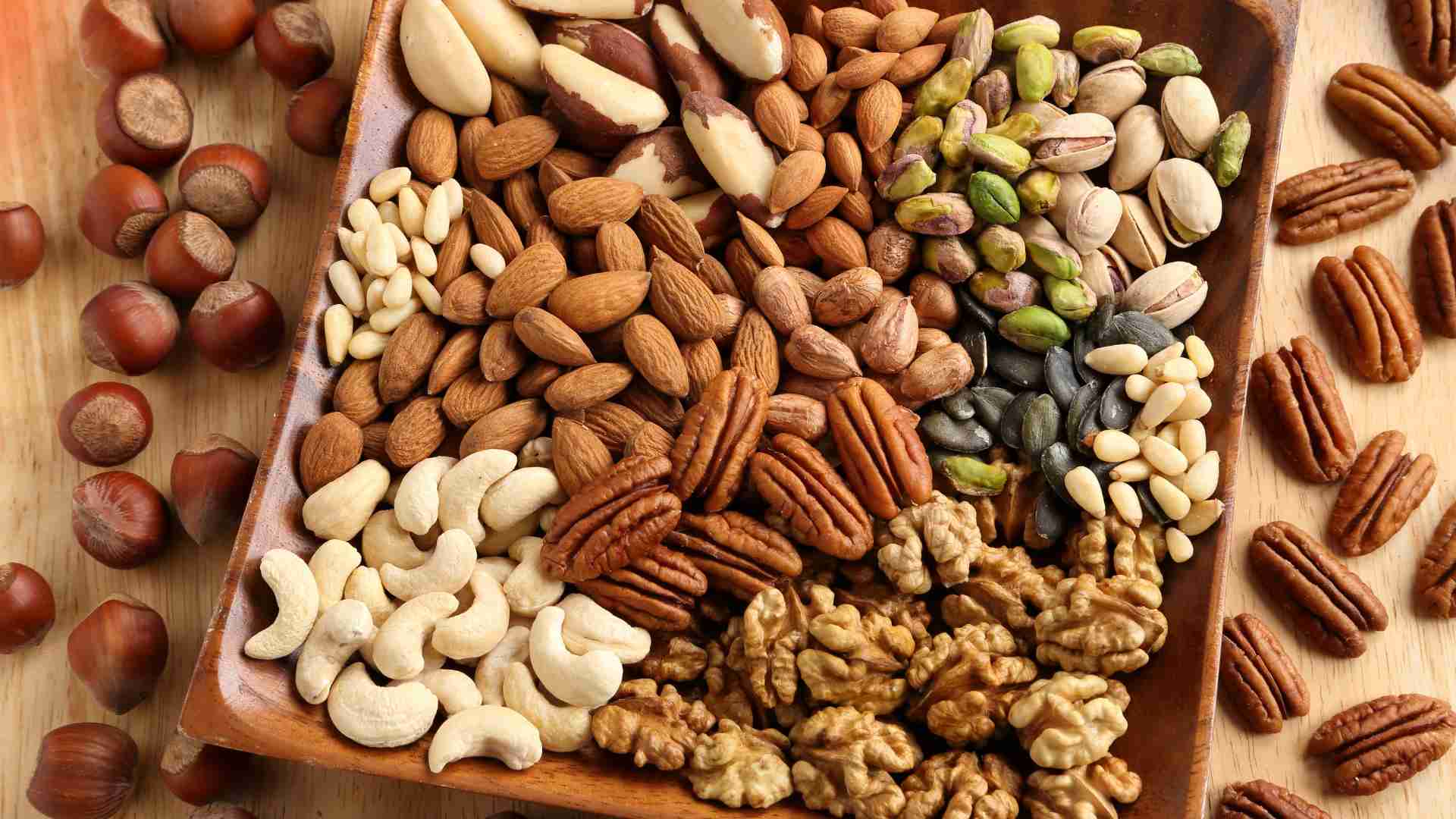 Nuts provide vitamin E, healthy fats that can help women after 35 years old protect their health and slow down the aging process. Graphic photo. Nguyen Ly