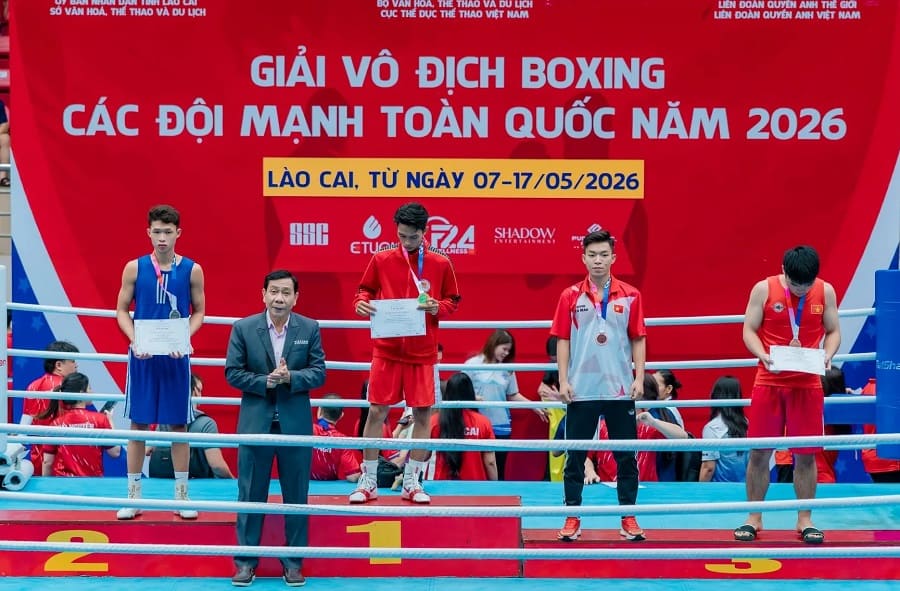 M. Nguyễn Duy Hùng (en costume) occupe actuellement le poste de vice-président et de secrétaire général de la Fédération vietnamienne de boxe. Photo: Fédération vietnamienne de boxe VBF