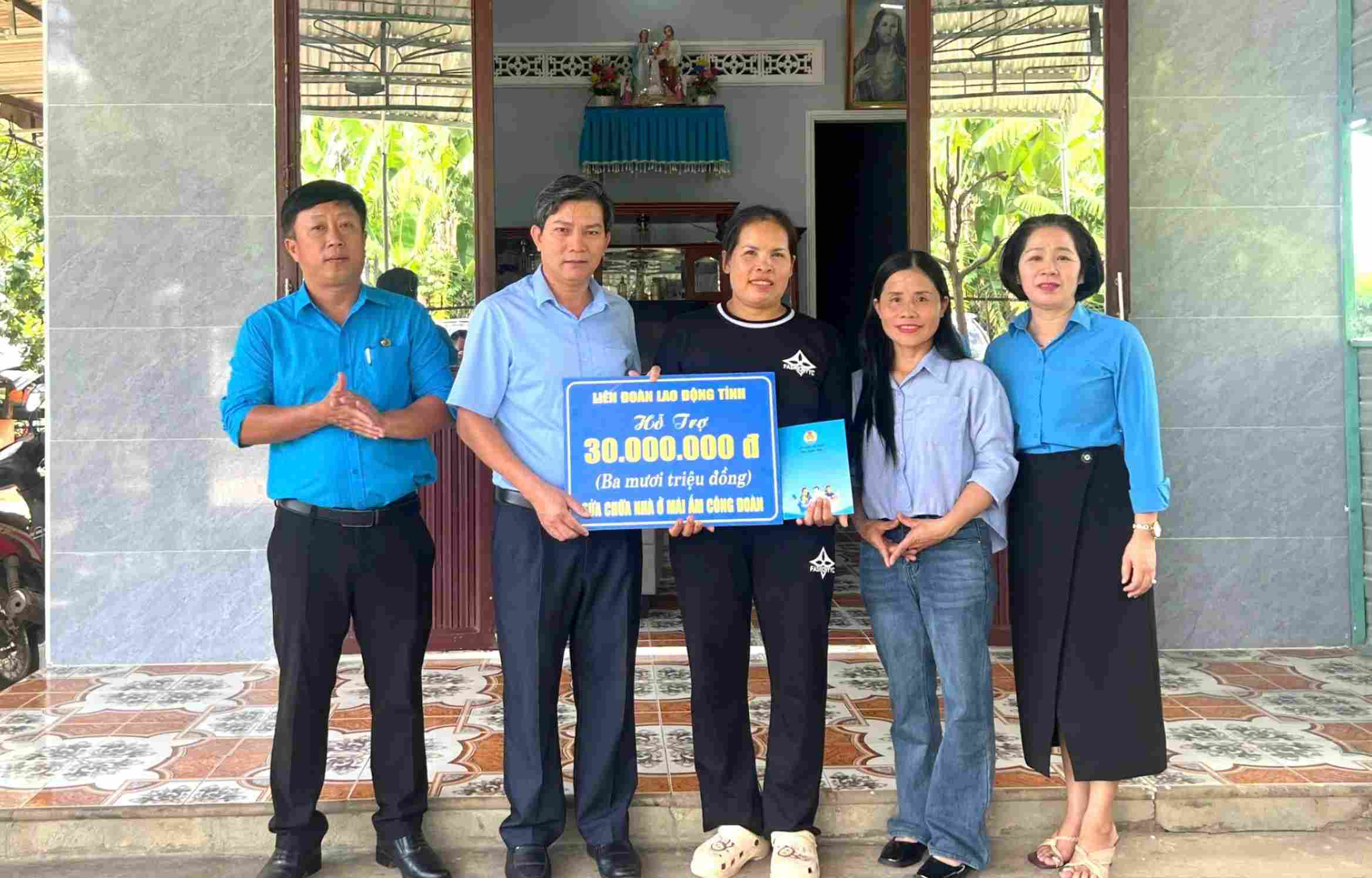 Quang Ngai Provincial Labor Federation awards funding to support the repair of "Trade Union Shelter" houses for union member Y Dao. Photo: Quang Ngai Trade Union