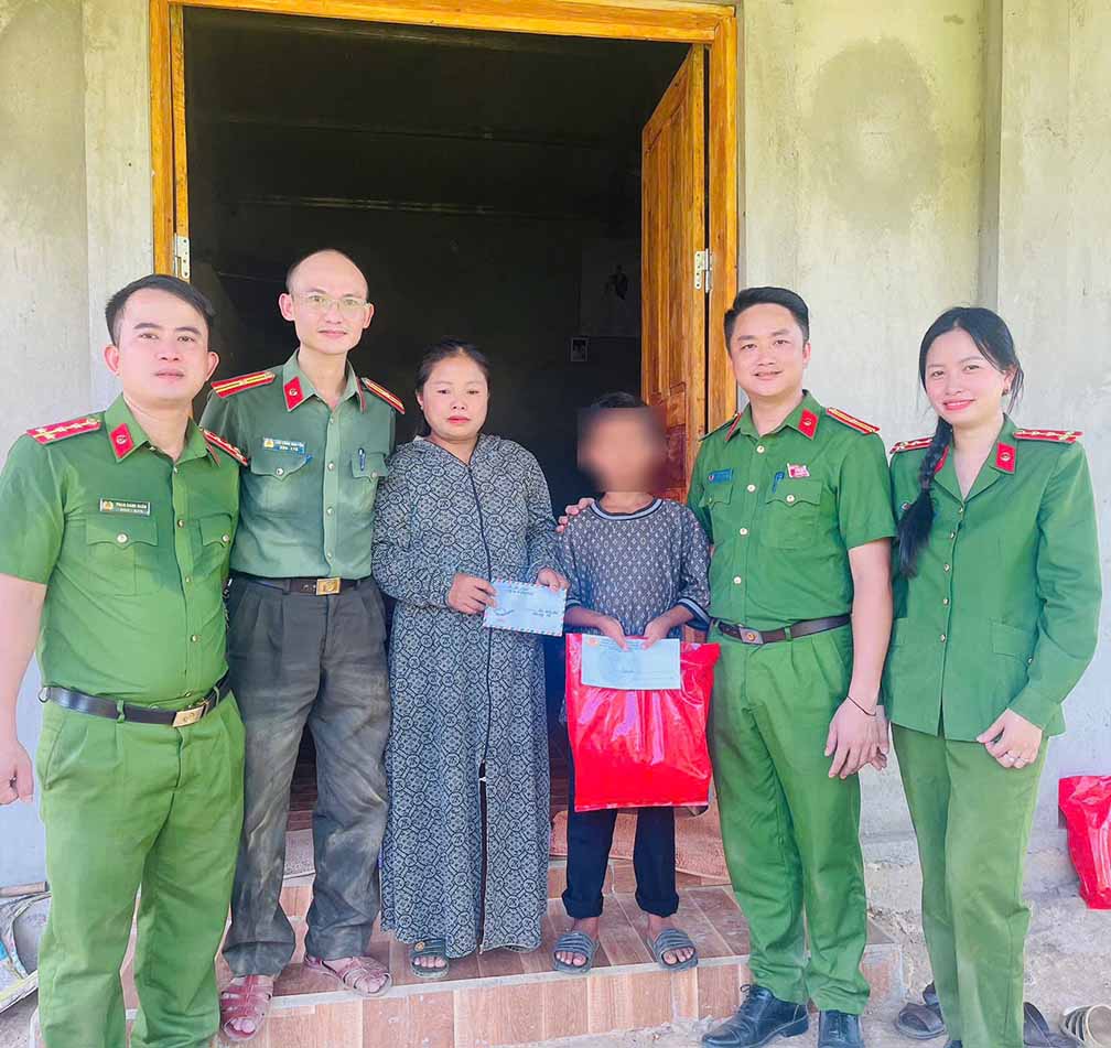 Luong Minh Commune Police present gifts to "adopted children" of the unit. Photo: Van Hung
