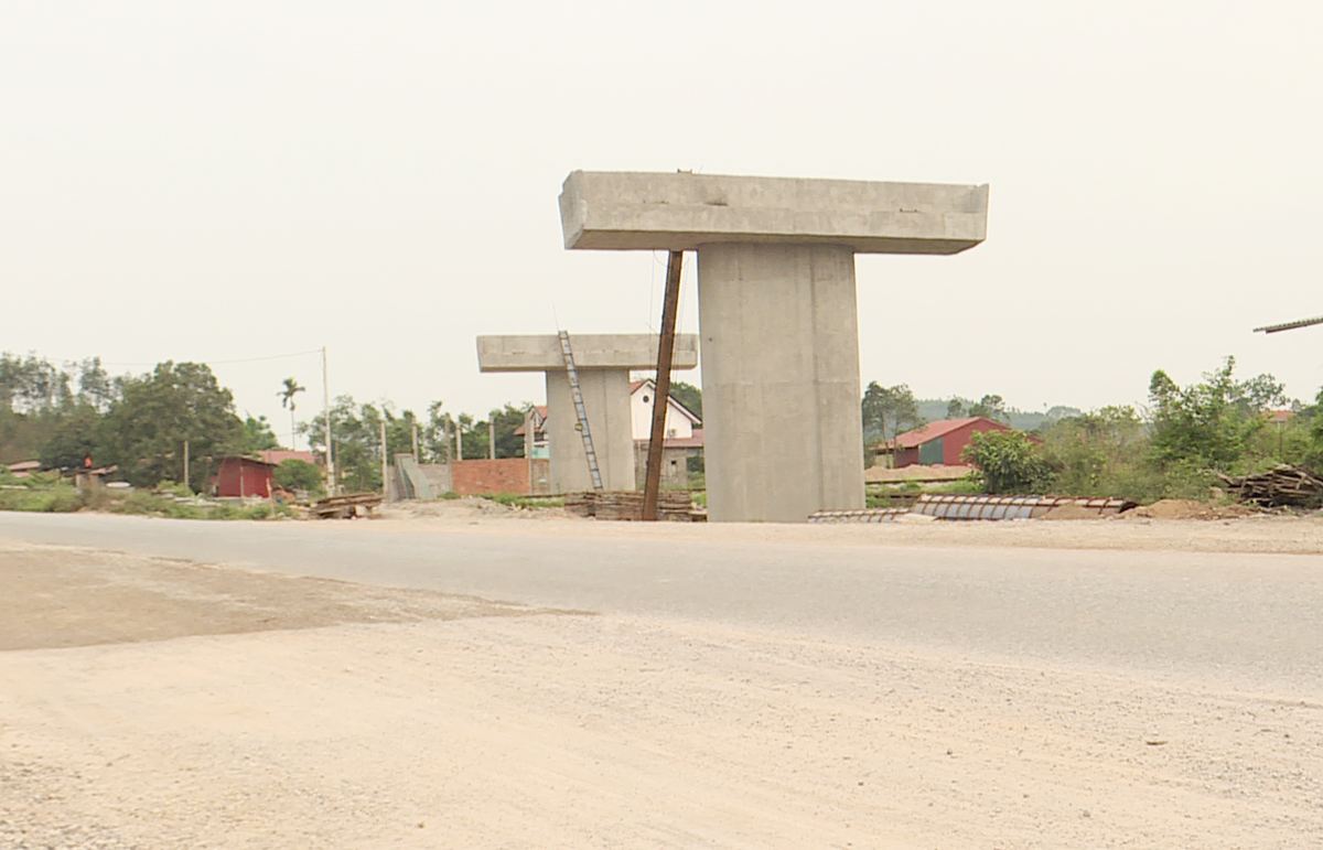 Construction area of Cam Ly railway bridge (Bac Ninh province). Photo: Linh Ngoc