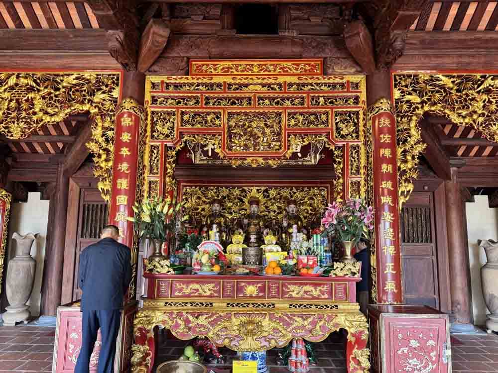 Bước vào bên trong đền, du khách sẽ không khỏi choáng ngợp trước những khung nhà bằng gỗ quý như đinh, lim, trắc, gụ được chạm khắc phù điêu, câu đối hoa văn sơn son thếp vàng lộng lẫy, uy nghiêm. Ảnh: Linh Boo