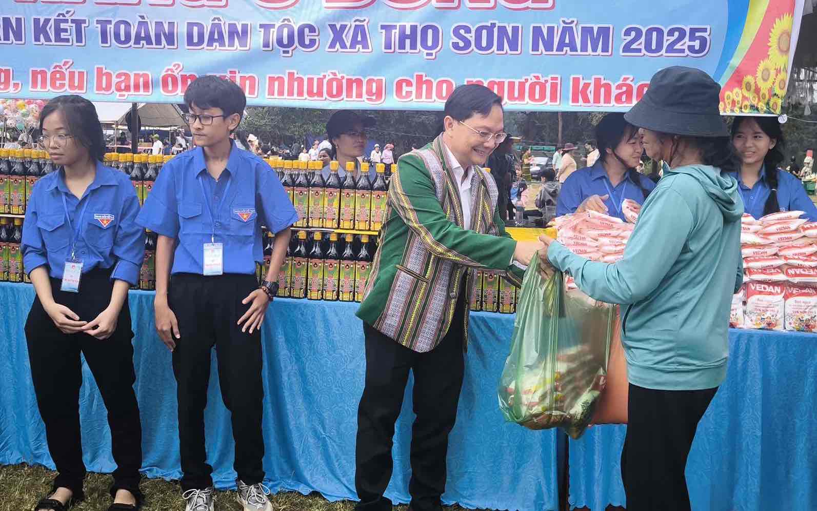 Phó Chủ tịch Thường trực Ủy ban MTTQVN thành phố Đồng Nai Hà Anh Dũng (thứ 2, từ phải qua) trao quà cho nhân dân từ gian hàng 0 đồng tại Ngày hội Đại đoàn kết toàn dân tộc xã Thọ Sơn. Ảnh: Hiếu Thanh