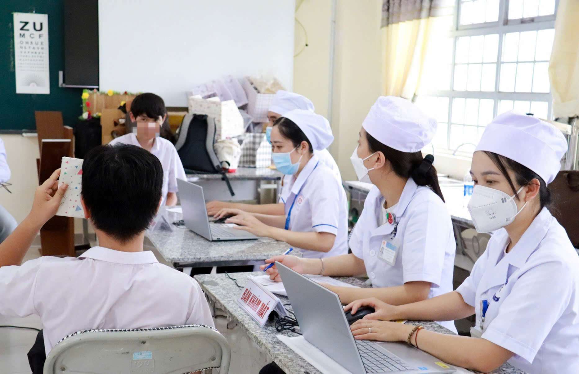 The temporary suspension of recruitment of 738 payroll quotas of the Lam Dong provincial health sector to wait for functional agencies to allocate and assign official payroll. Photo: Phuc Khanh
