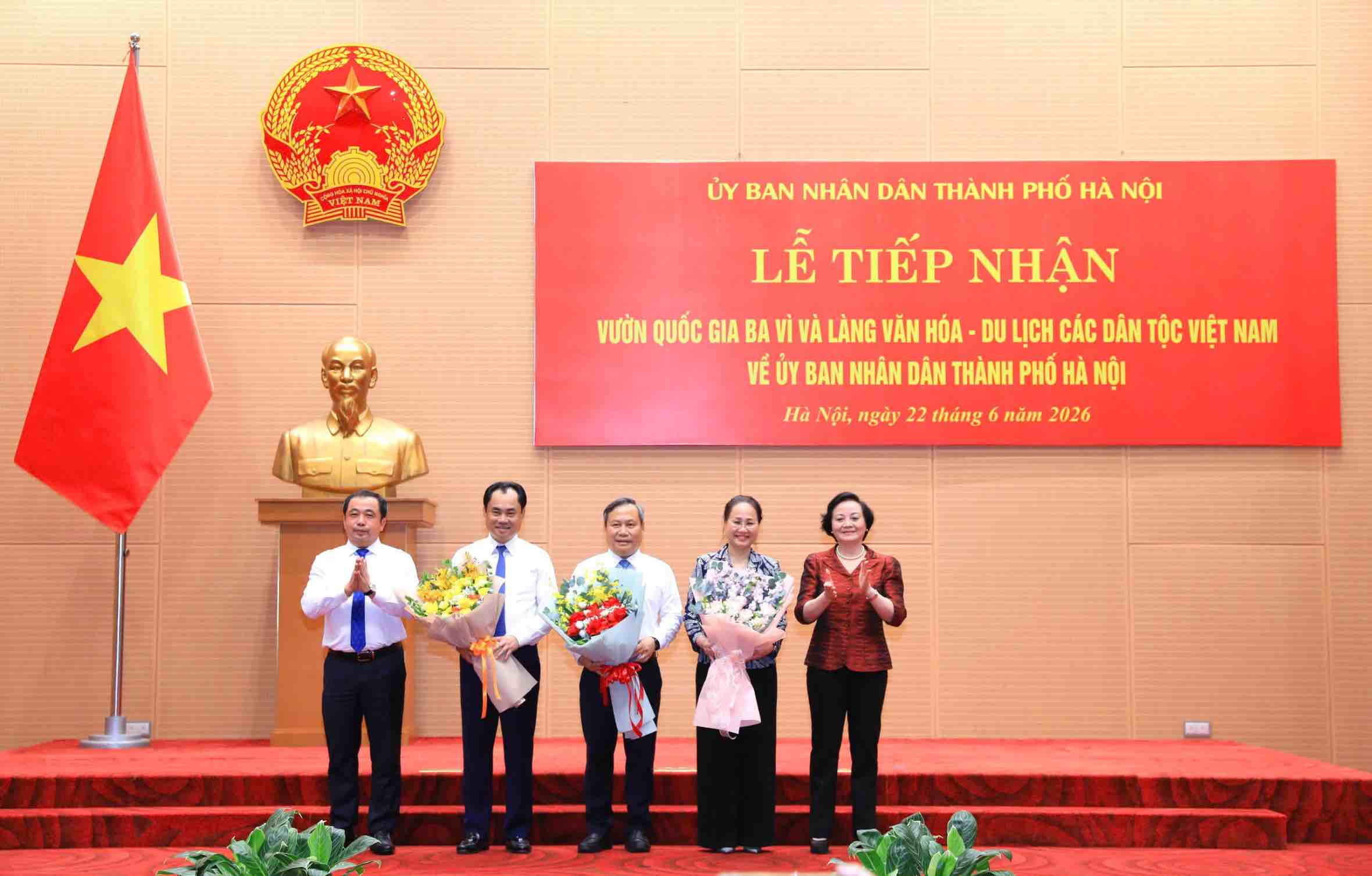 Hanoi Party Secretary Tran Duc Thang and Deputy Prime Minister Pham Thi Thanh Tra present flowers to congratulate Hanoi City, Ministry of Agriculture and Environment, Ministry of Culture, Sports and Tourism. Photo: Dinh Hiep