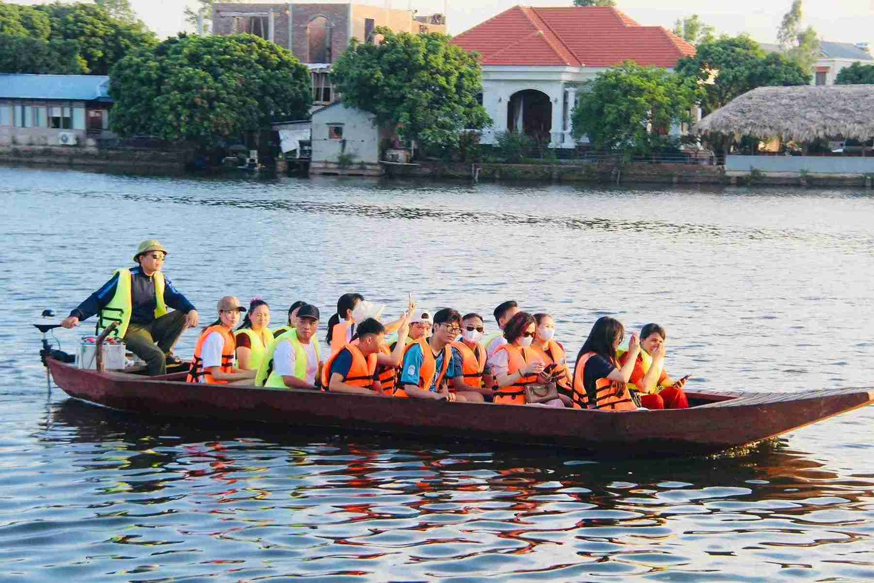 Du khách đi thuyền khám phá hệ sinh thái độc đáo tại Đảo Cò. Ảnh: Xã Nam Thanh Miện