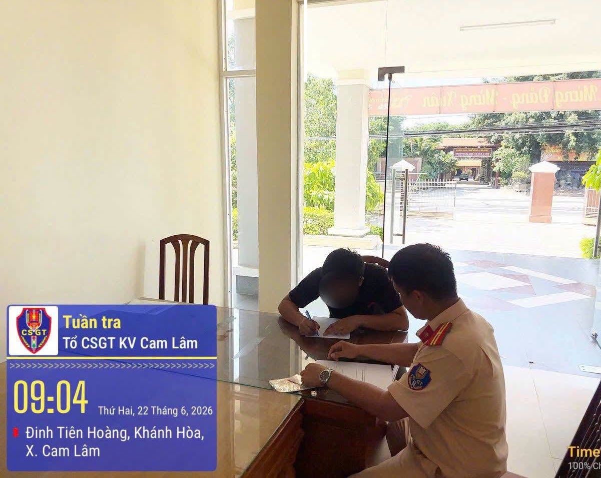 Lực lượng CSGT đã ra quyết định xử phạt tài xế ôtô chuyển làn không bật tín hiệu. Ảnh: Công an cung cấp
