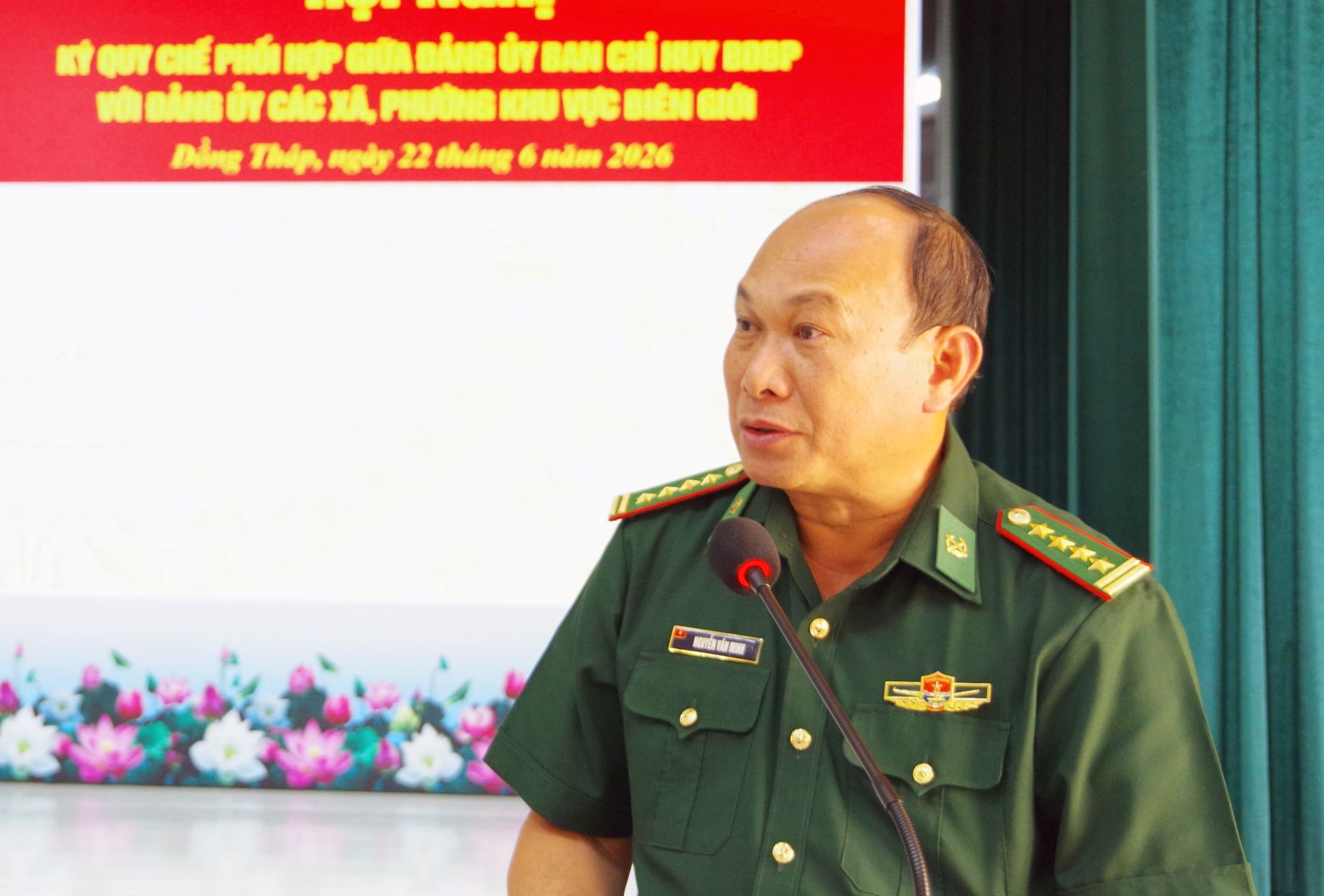 Đại tá Nguyễn Văn Minh - Bí thư Đảng ủy, Chính ủy Ban chỉ huy BĐBP Đồng Tháp phát biểu tại hội nghị. Ảnh: Hòa Bình