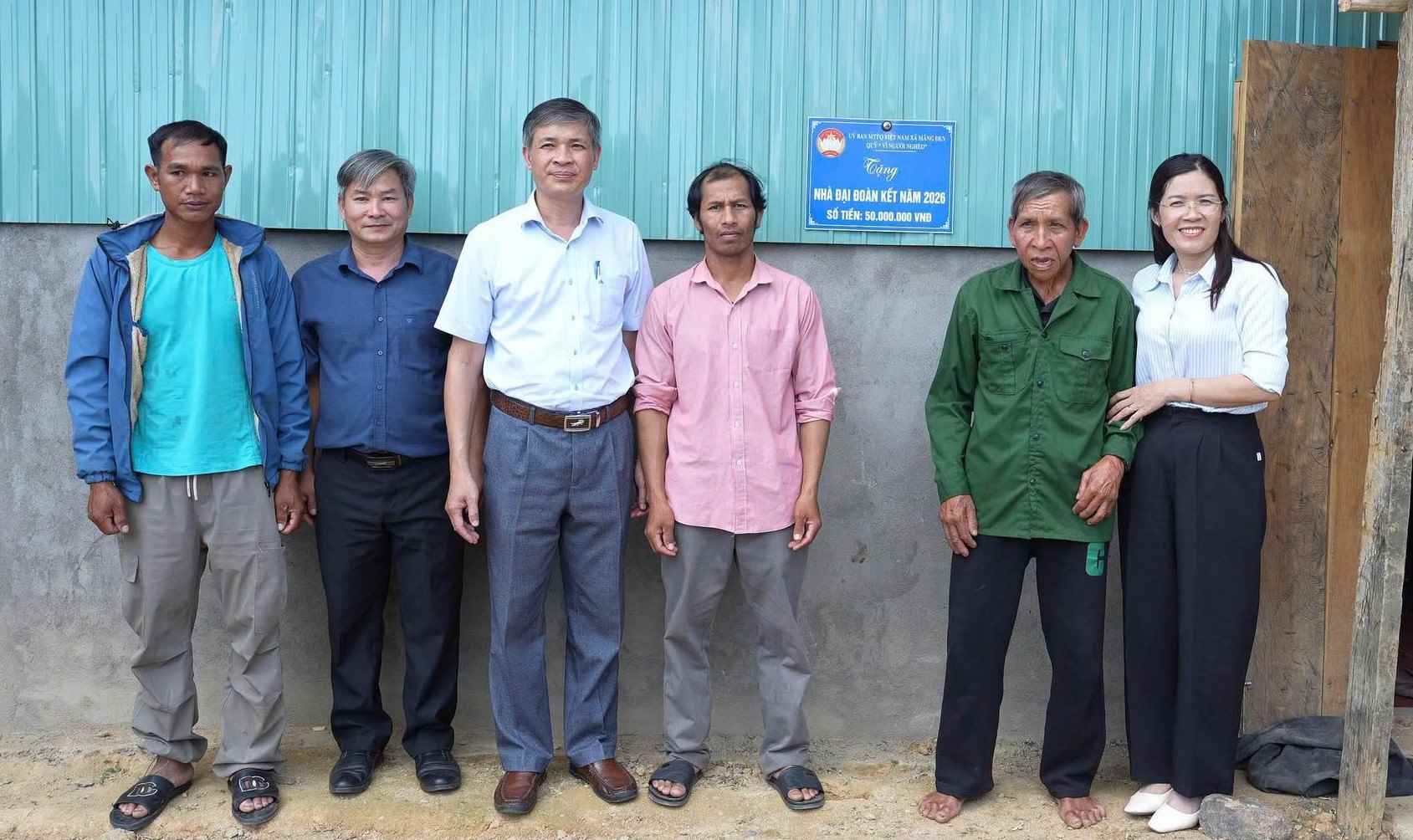 Được hỗ trợ xây dựng nhà, các hộ dân có thêm điều kiện vươn lên trong cuộc sống. UBND xã Măng Đen
