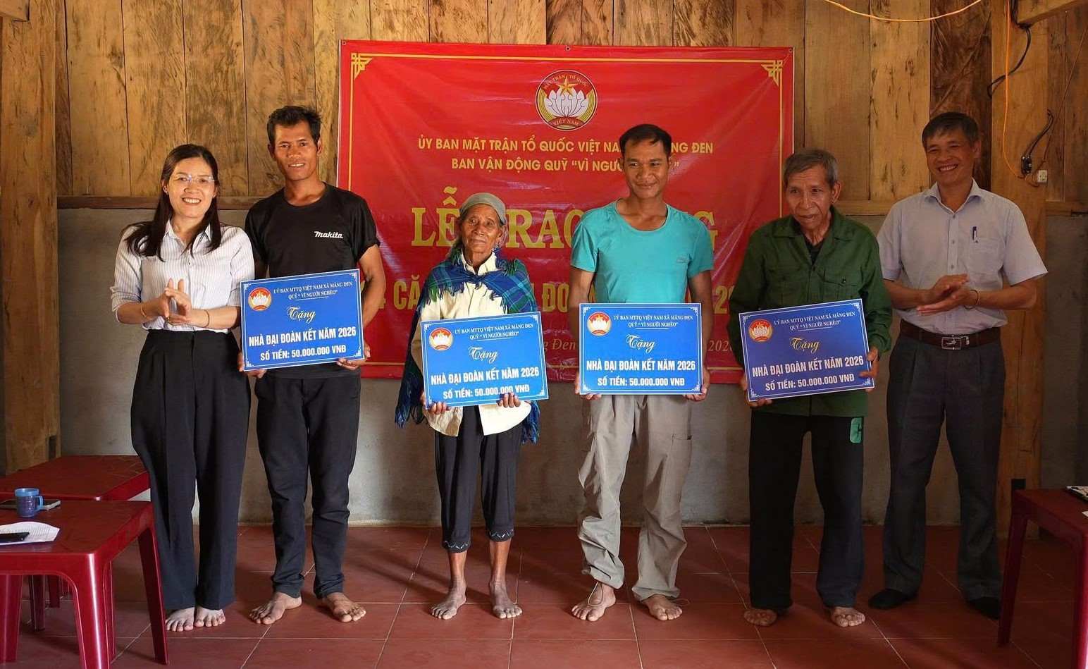 The Vietnam Fatherland Front Committee of Mang Den commune coordinated with the "For the Poor Fund" Mobilization Board of the commune to organize the donation of great solidarity houses to households. Photo: Mang Den Commune People's Committee