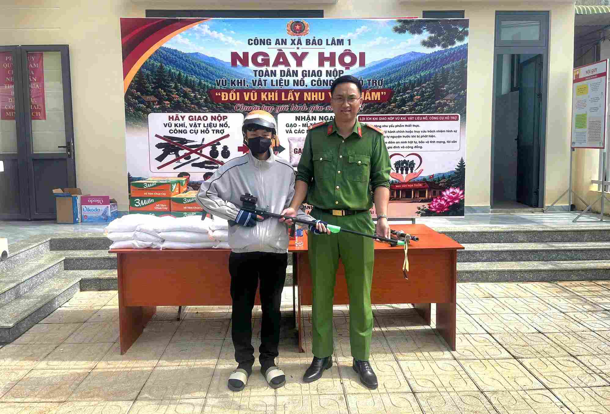 A teenager carrying a homemade gun handed over to the police agency. Photo: Phuc Khanh