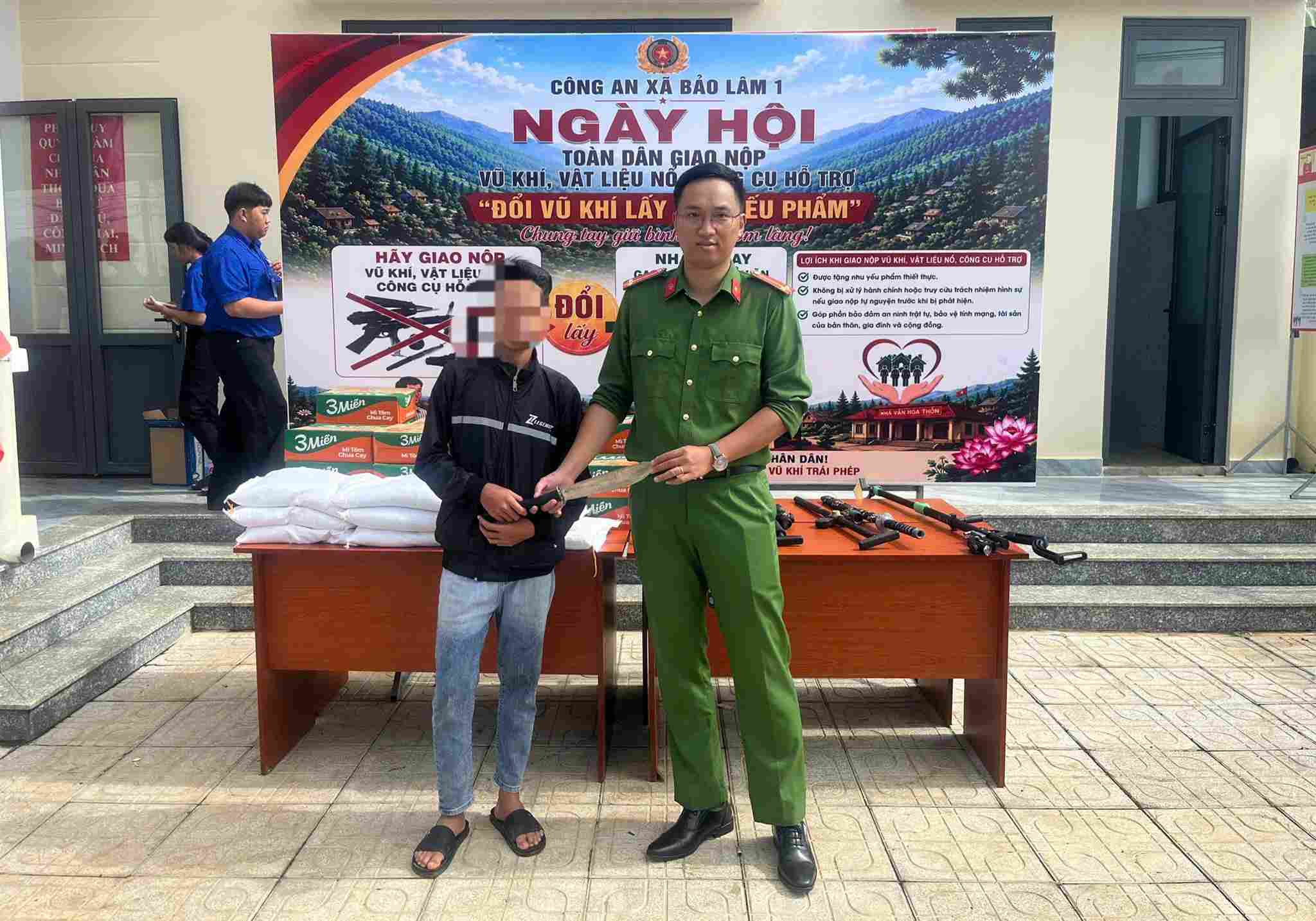 Một thiếu niên tự nguyện mang dao đến giao nộp cơ quan công an. Ảnh: Phúc Khánh