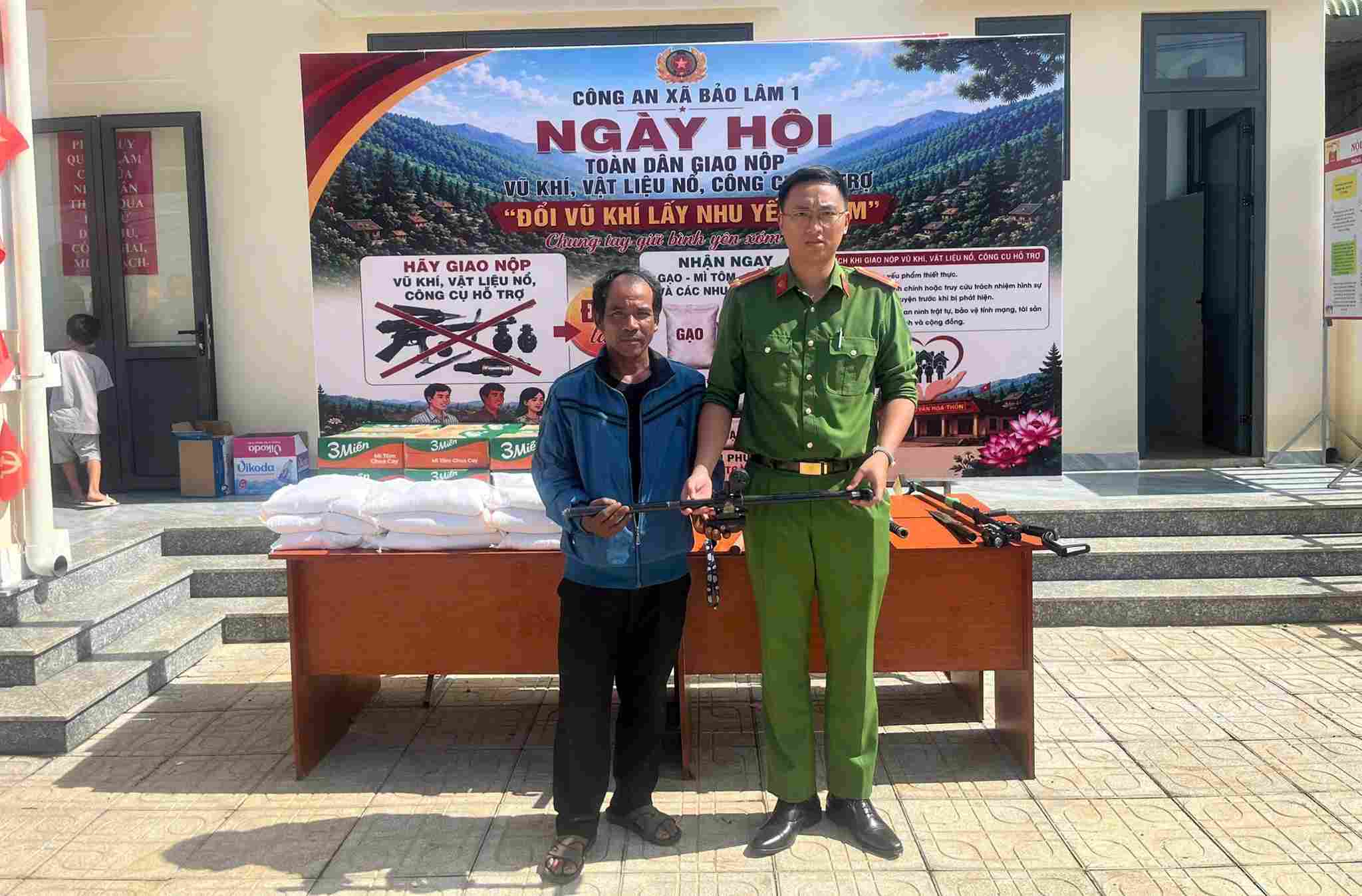 Người dân tự nguyên đến giao nộp súng tự chế tại buổi tuyên truyền, vận động. Ảnh: Phúc Khánh