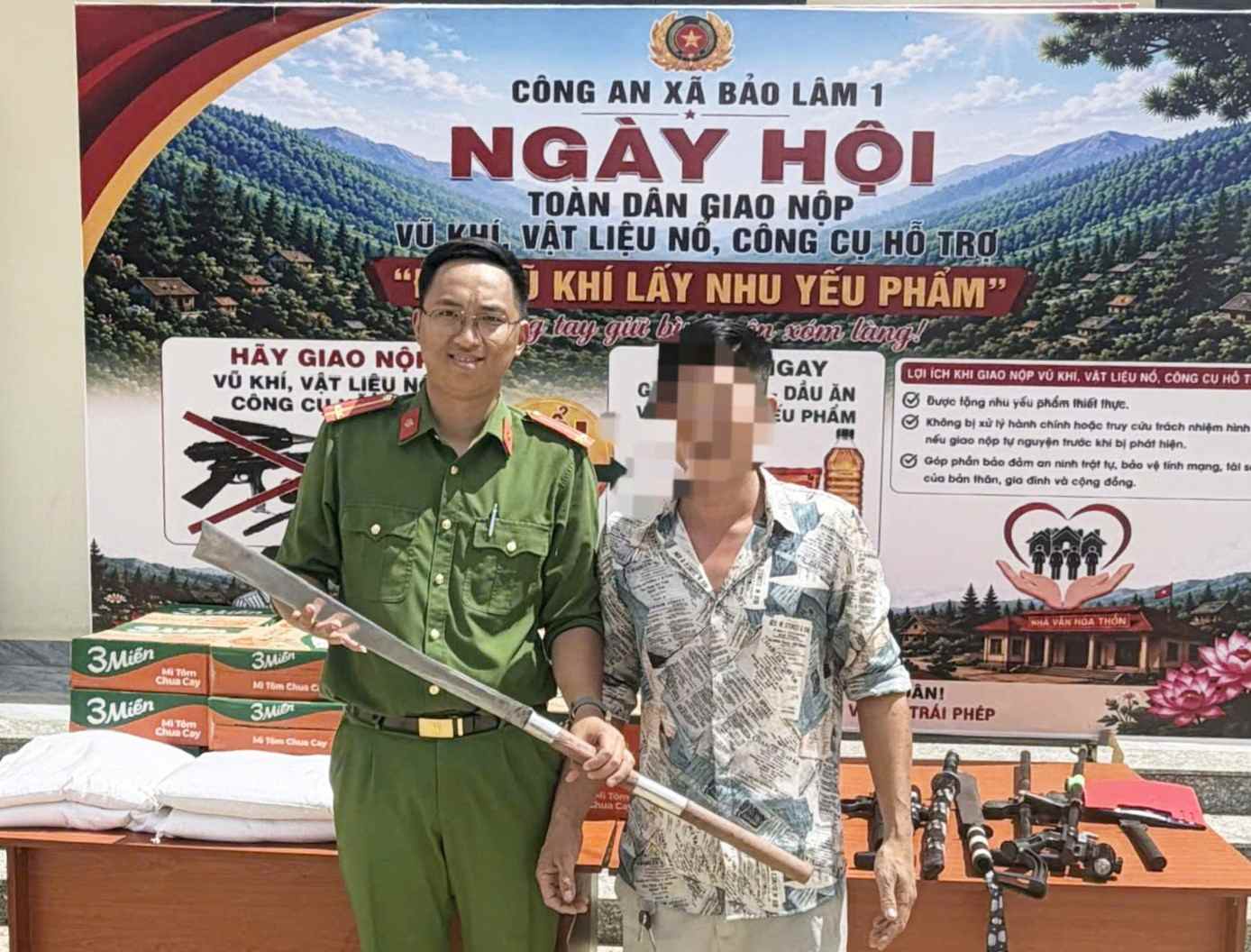 Thanh thiếu niên xã Bảo Lâm 1 tự nguyện mang vũ khí đến giao nộp. Ảnh: Phúc Khánh