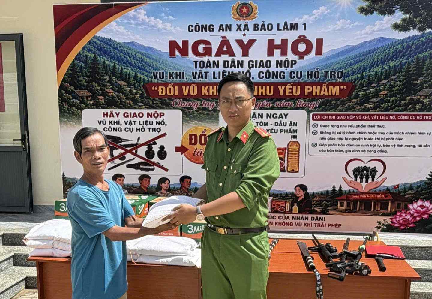 Người dân nhận quà từ cơ quan công an trao tặng sau khi giao nộp vũ khí. Ảnh: Phúc Khánh
