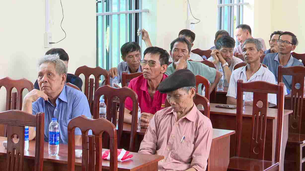 Delegates listen to reports on the project to upgrade the road from DH06 to the Kinh Mon river dike. Photo: Tran Lieu Ward