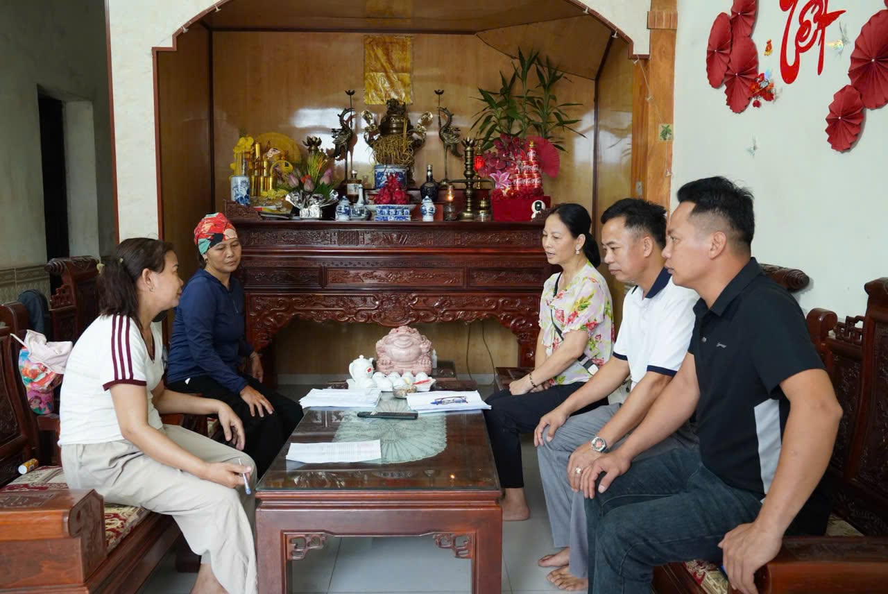Cán bộ xã Trường Tân hướng dẫn người dân tham gia lấy ý kiến về Đề án sắp xếp thôn. Ảnh: Xã Trường Tân