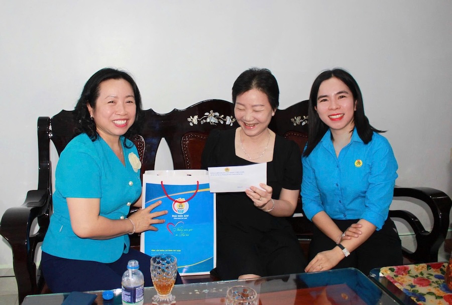 Vice President of the Vietnam General Confederation of Labor Thai Thu Xuong (left cover) presents gifts to union members and workers of the Trade Union of Vietnam - Korea Ca Mau Vocational College. Photo: Thieu Vu