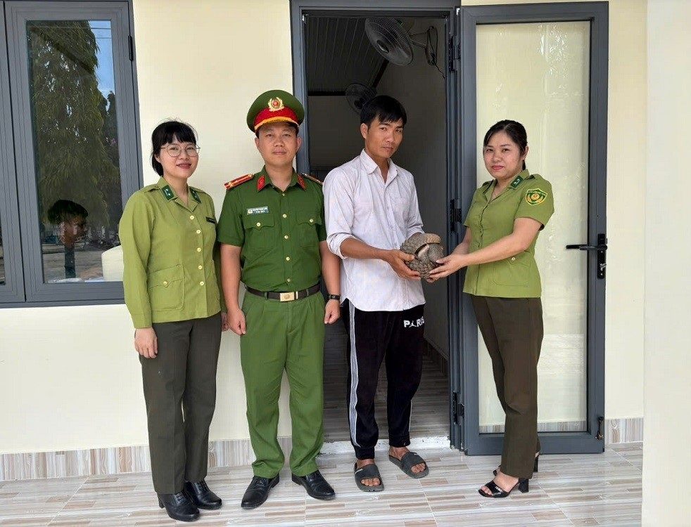 Ông Bùi Văn Đông giao nộp cá thể tê tê quý hiểm cho cơ quan chức năng. Ảnh: Công an