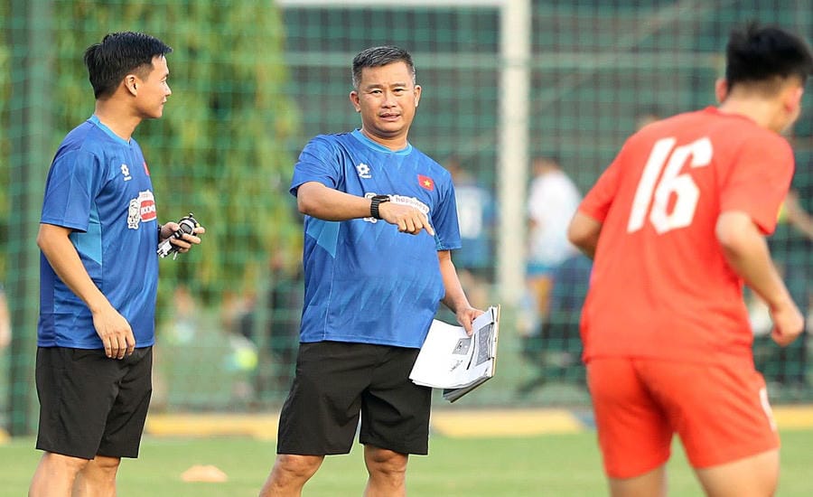 Coach Dinh Hong Vinh (middle). Photo: Character provided
