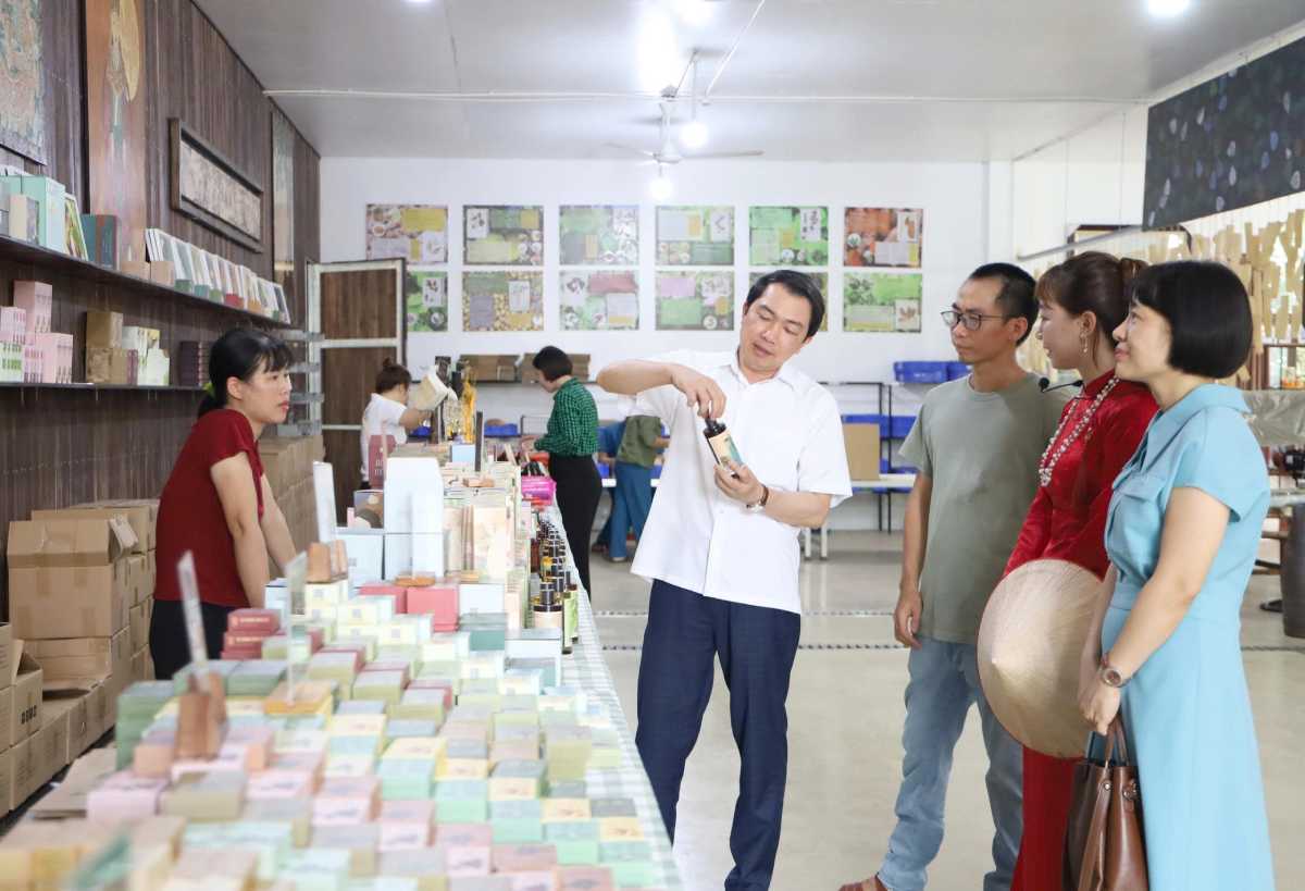 The Standing Committee of the Vietnam Fatherland Front Committee of Ninh Binh province visits the Sinh Duoc cooperative model in Tay Hoa Lu ward. Photo. Sinh Duoc