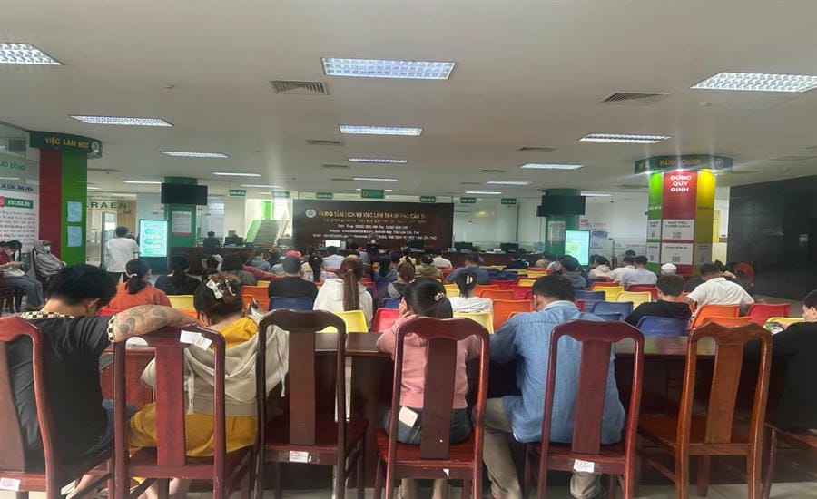 Experts point out 3 gaps that put unemployment insurance at risk of being exploited. In the photo, workers are waiting to complete procedures to receive social insurance benefits in Can Tho. Photo: Luong Hanh