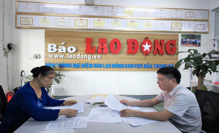 Lao Dong Newspaper reporter receives readers. Photo: Ngoc Anh
