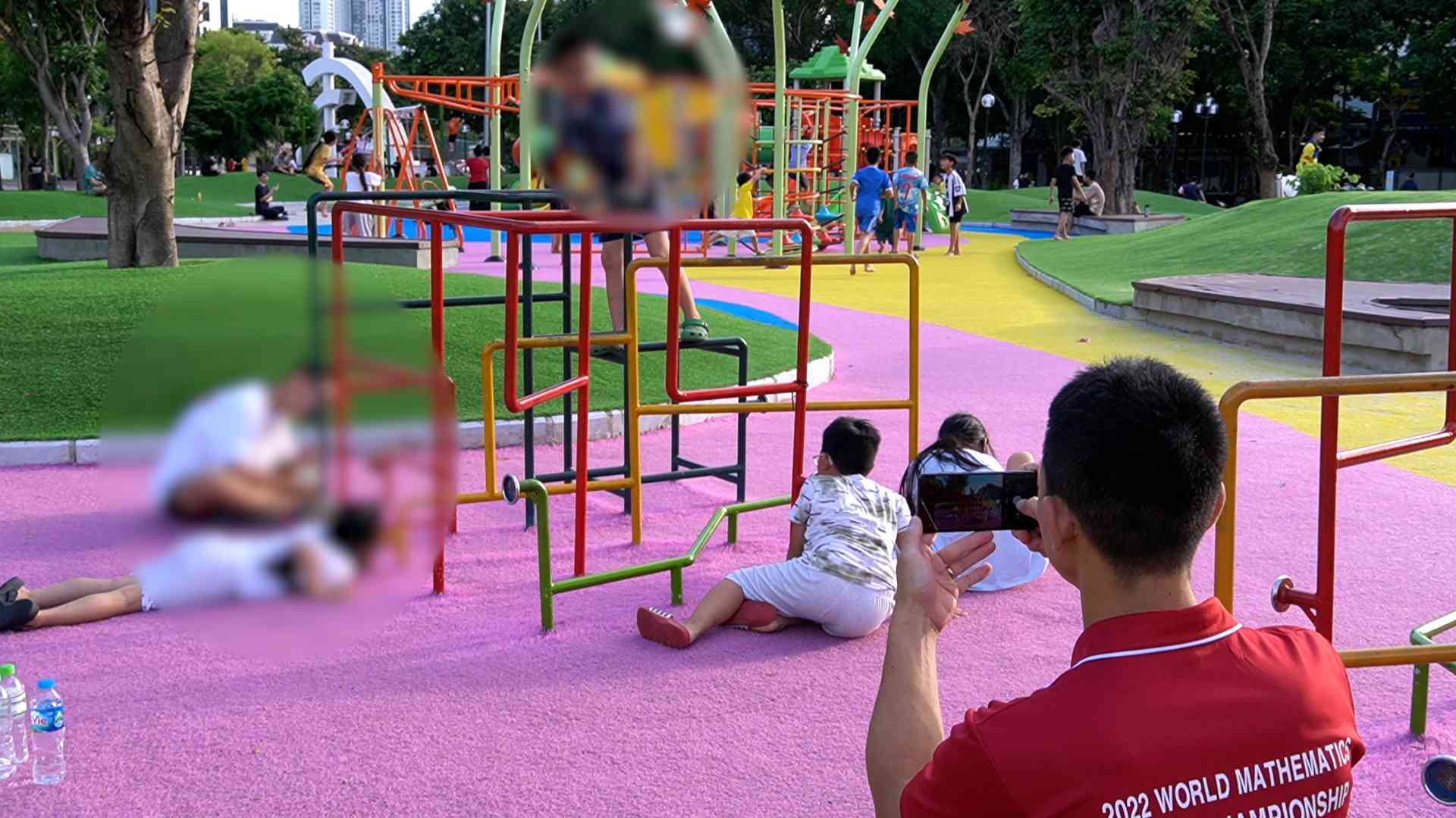 Hot weather, parents proactively protect children's health when playing outdoors.