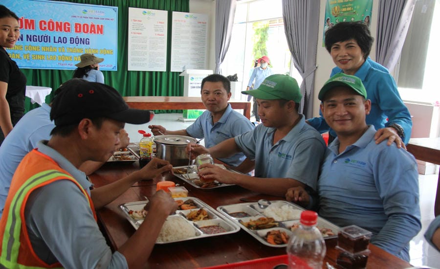 Trade Union members of Canh Dong Viet Food Joint Stock Company reunite with Trade Union Meal. Photo: Phuong Linh