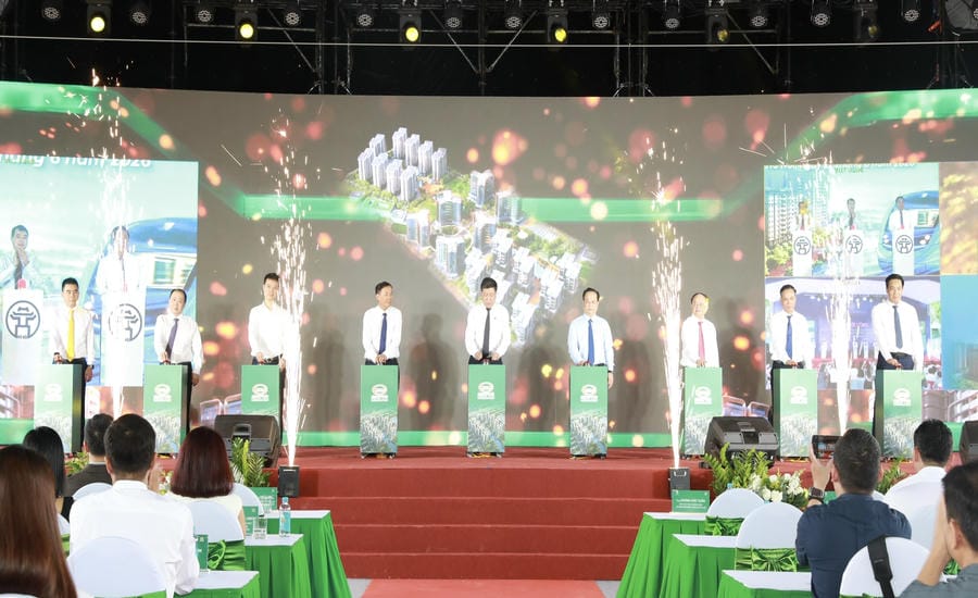 Representatives of Hanoi City leaders, Him Lam Joint Stock Company and partners perform the groundbreaking ceremony for the rental housing area at Him Lam Long Bien Mixed Housing Area (Hanoi). Photo: Ha Anh