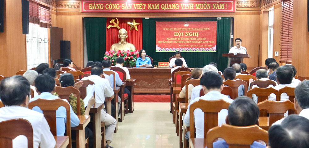 Nam Phuoc Commune Trade Union contributes opinions and social criticism on the Draft Project on arranging and consolidating the organization and operation of villages. Photo: Nam Phuoc Trade Union