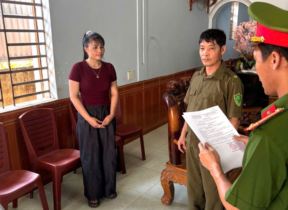Cơ quan công an thi hành quyết định khởi tố vụ án, khởi tố bị can đối với Nguyễn Thị Trang. Ảnh: Công an Thanh Hóa