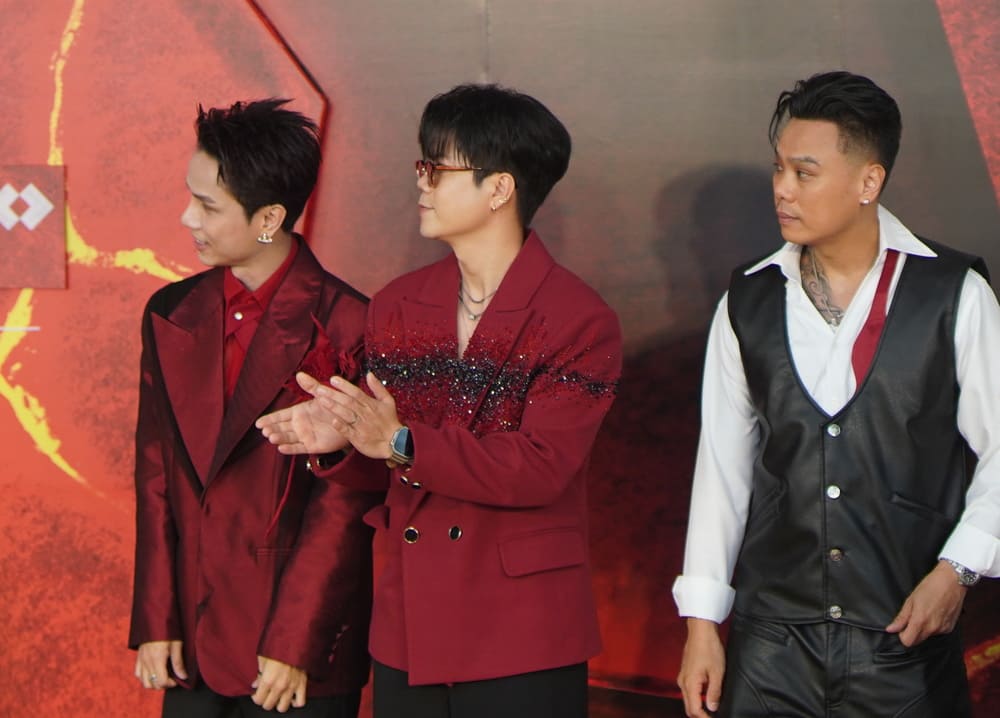 Singer Dinh Manh Ninh (middle) is one of the talents of the program "Older Brothers Overcoming Thousands of Hardships". Photo: Character provided