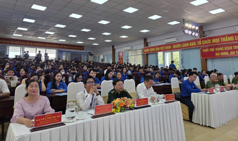 Propaganda session on Vietnam's sea and islands and the work of preventing drugs from entering young people in Can Tho City. Photo: Van Nhanh