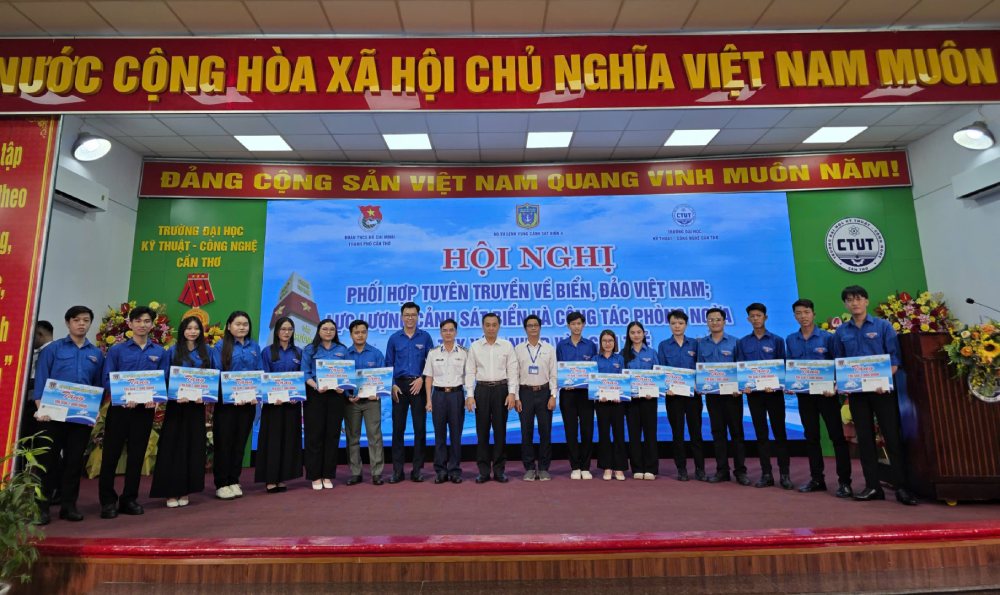 BTL Vùng Cảnh sát biển 4 trao 15 suất quà tặng đoàn viên, thanh niên tiêu biểu có nhiều đóng góp vào công tác Đoàn trên địa bàn. Ảnh: Văn Nhanh