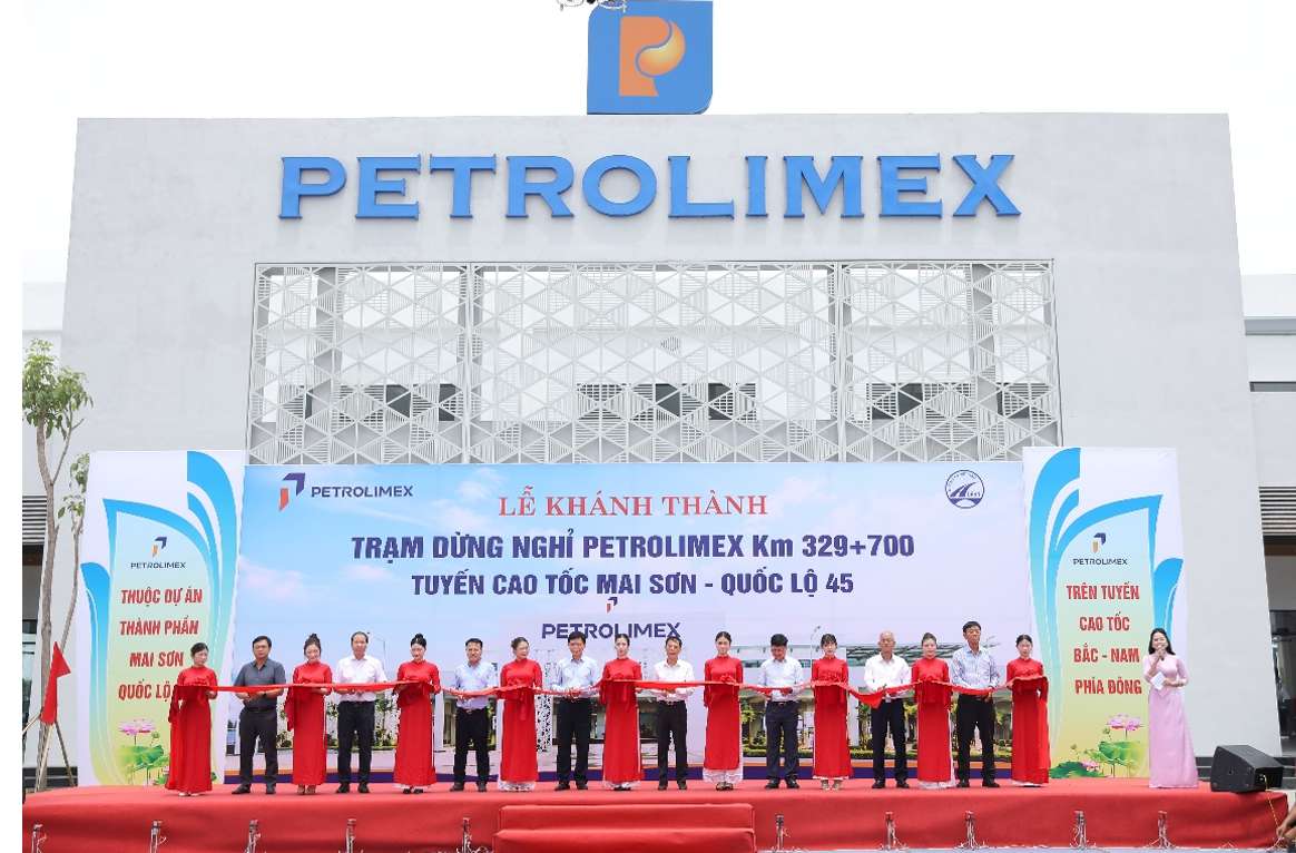 Lãnh đạo Bộ Xây dựng, Cục Đường bộ Việt Nam và Petrolimex thực hiện nghi thức cắt băng khánh thành Cặp trạm dừng nghỉ Petrolimex Thanh Hóa tại Km329+700 trên tuyến cao tốc Bắc – Nam phía Đông. Ảnh: Petrolimex