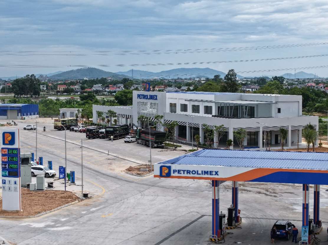 Cửa hàng xăng dầu, trạm sạc xe điện, nhà dịch vụ và các tiện ích được đầu tư đồng bộ tại Cặp trạm dừng nghỉ Petrolimex Thanh Hóa. Ảnh: Petrolimex