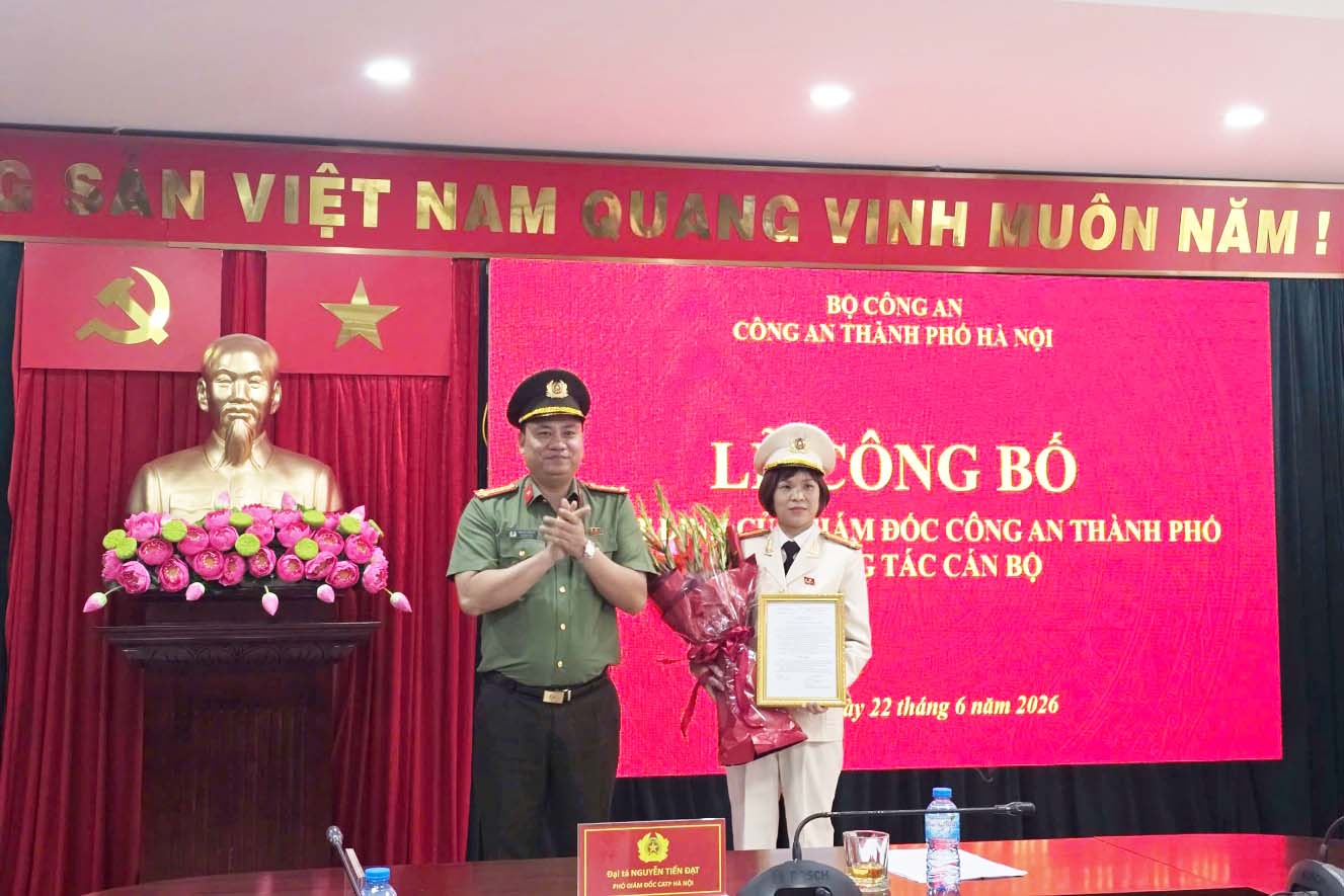 Colonel Nguyen Tien Dat - Deputy Director, Head of the Investigation Security Agency of Hanoi City Police awarded the Decision to appoint Lieutenant Colonel Bach Thi Kim Dung to the position of Deputy Head of the Internal Security Department. Photo: Hanoi Police