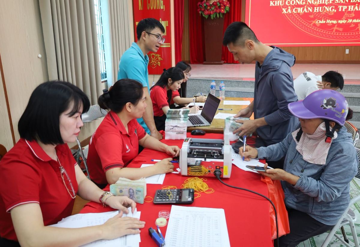 17 households receive compensation for site clearance for the project. Photo: Chan Hung Commune