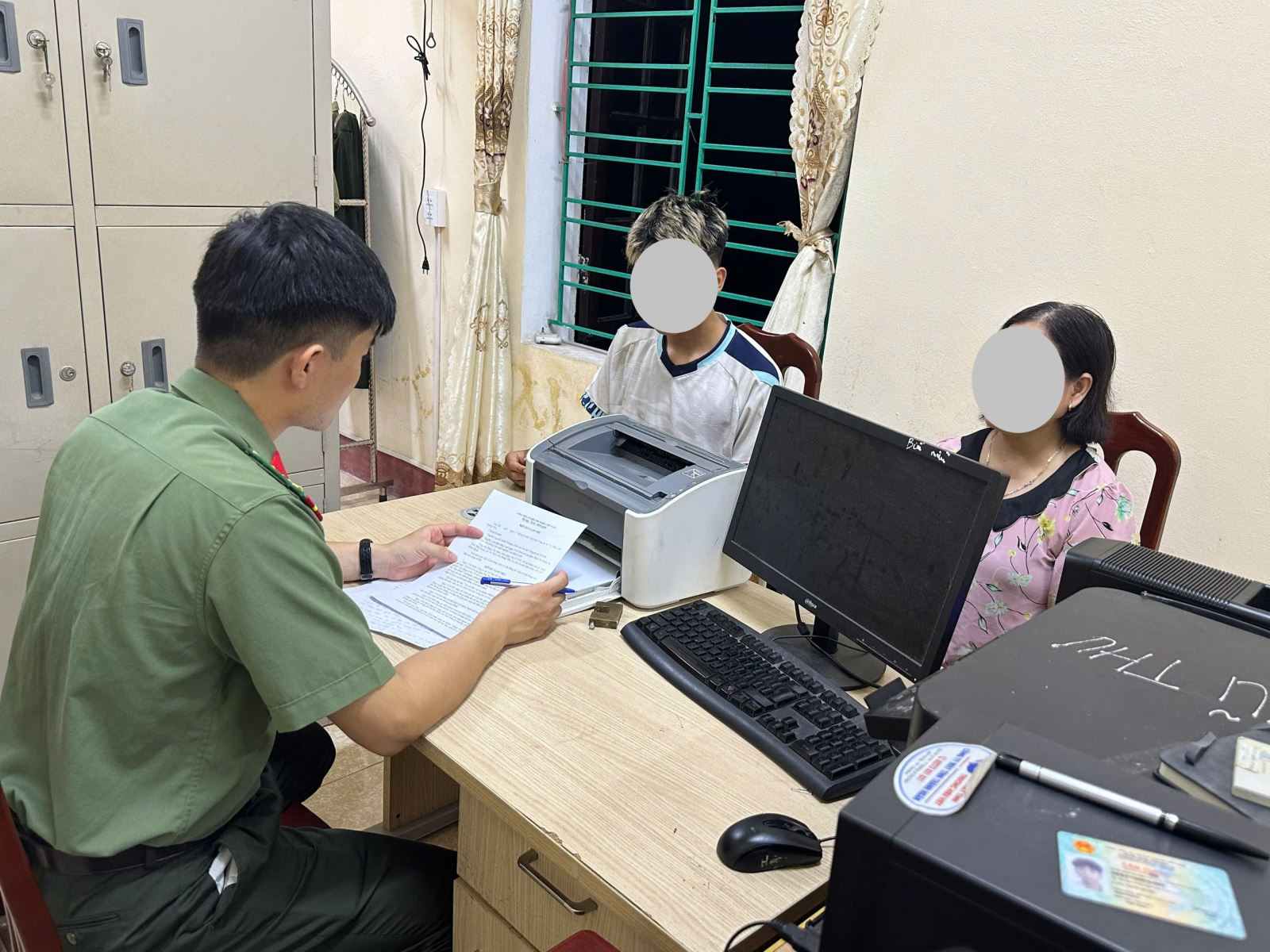 Công an xã Vũ Tiên làm việc với trường hợp đăng tải nội dung cổ xúy hành vi vi phạm pháp luật trên mạng xã hội. Ảnh: Công an tỉnh Hưng Yên