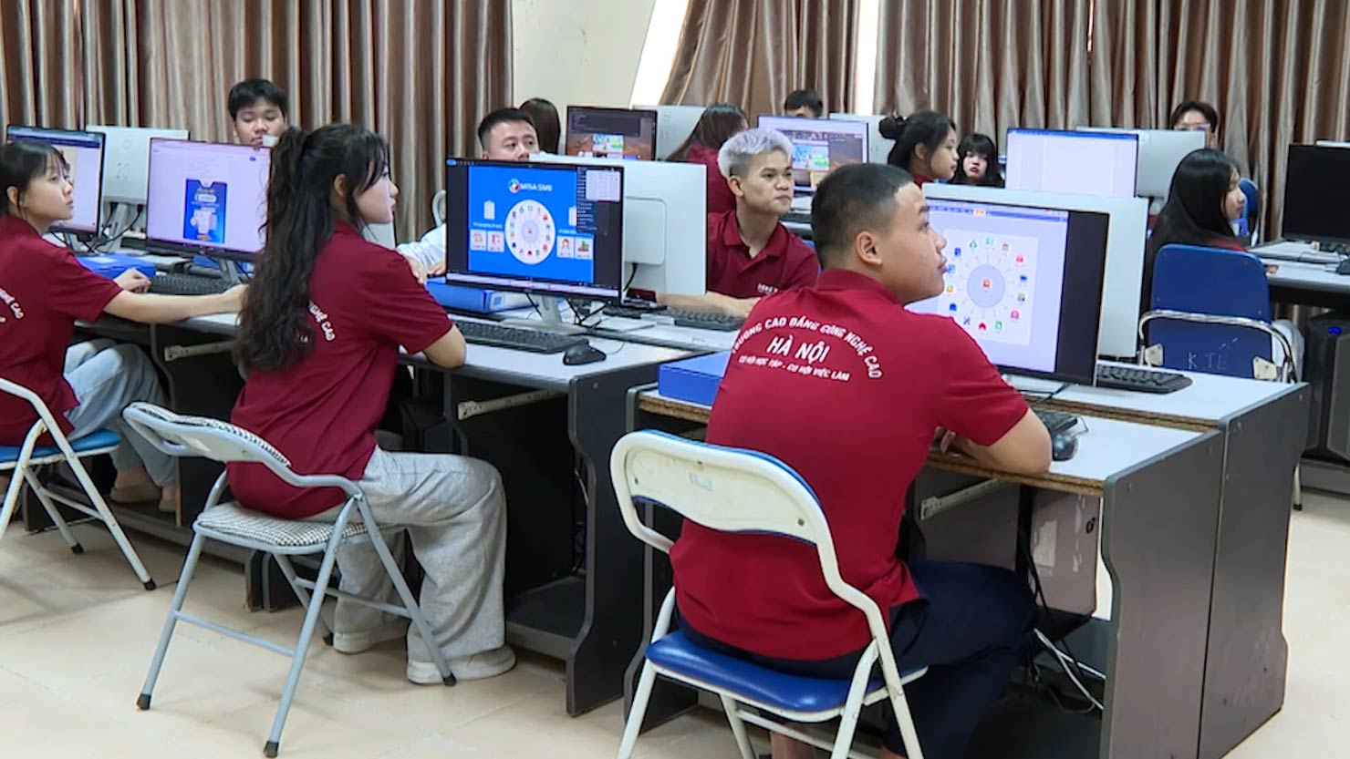 Với những bạn trẻ yêu thích làm việc với số liệu, có tư duy logic và sự cẩn trọng, ngành Kế toán đang mở ra cơ hội tiềm năng. Ảnh: Linh Anh