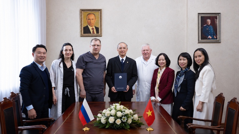 BVĐK Hồng Ngọc ký kết hợp tác với Viện Nghiên cứu Tai Mũi Họng và Ngôn ngữ Saint Petersburg. Ảnh: BVCC
